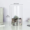 Hucha de acrílico transparente llena de billetes de dólar estadounidense, mostrando sus dimensiones.