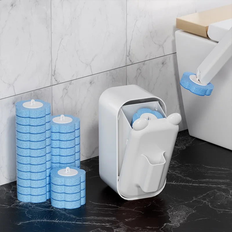 Un ensemble de brosses de toilette bleues jetables à côté d'une cuvette murale blanche.