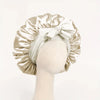 Heller beiger Satin-Seiden-Haube, in Schleife gebunden, auf einem Mannequin-Kopf