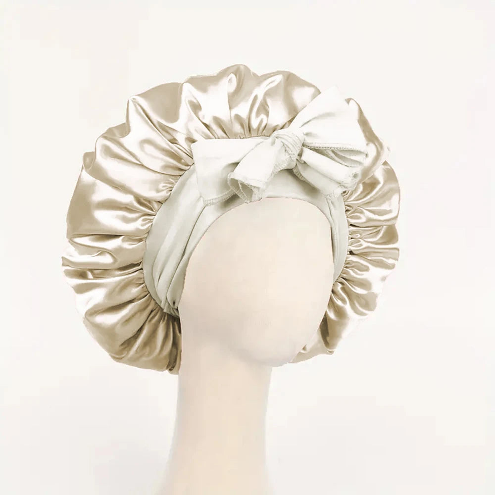 Heller beiger Satin-Seiden-Haube, in Schleife gebunden, auf einem Mannequin-Kopf