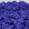 Pila de pétalos de rosa artificiales de color púrpura intenso para decoración.