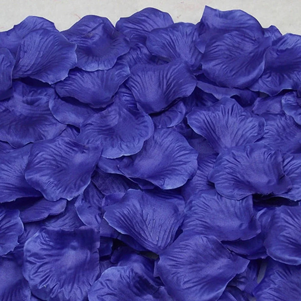 Pila de pétalos de rosa artificiales de color púrpura intenso para decoración.