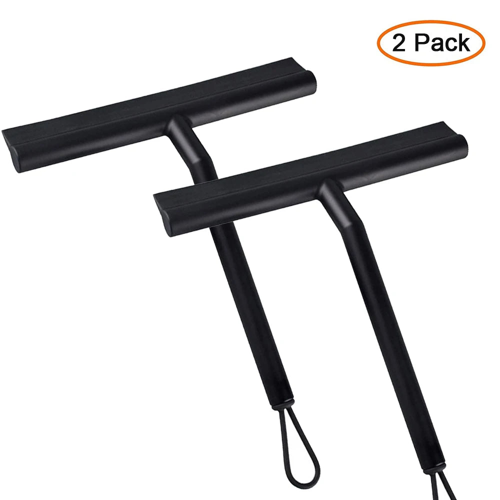 Ein Paar schwarze Silikon-Duschschwämme zum Reinigen von Glas und Spiegeln.
