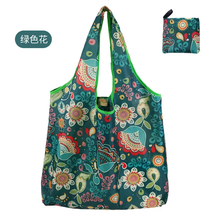 Wiederverwendbare Tasche mit Blumenmuster in Grüntönen, Pink und Türkis.