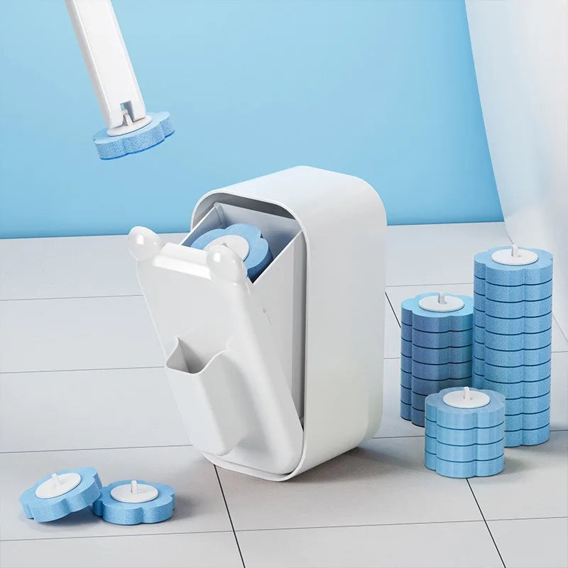 Un set de brosse de toilette jetable blanche montée au mur avec des brosses de nettoyage bleues sur un mur bleu clair.