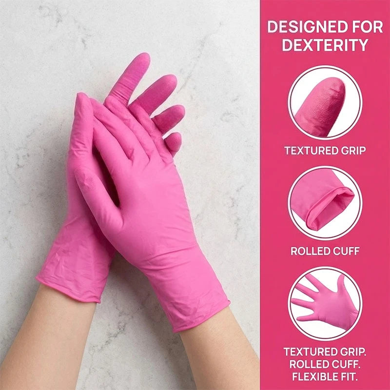 Guantes desechables de nitrilo rosados en una mano, destacando el agarre texturizado y el puño enrollado.
