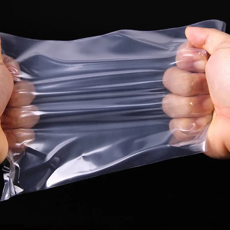 Una mano sostiene una bolsa de plástico transparente con cierre, llena de varios objetos lisos y alargados de color claro.