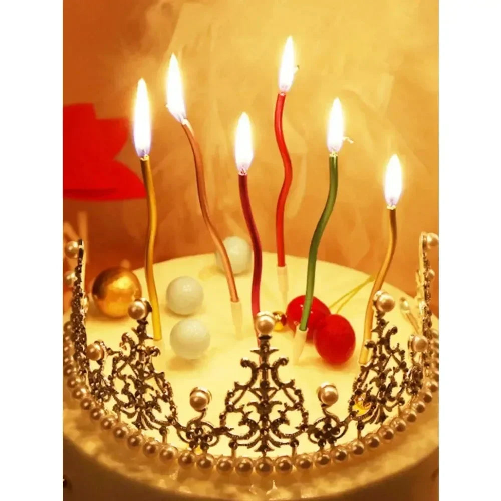 Goldene Krone mit roten und grünen Kerzen auf einem Kuchen.
