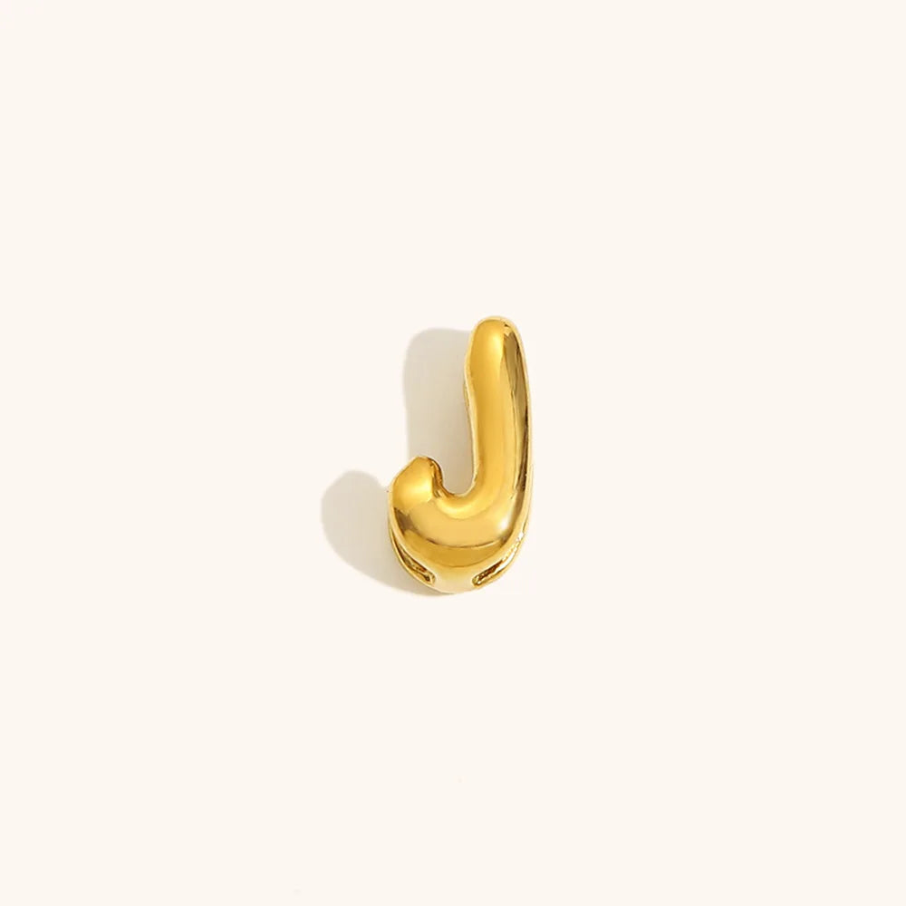 Nahaufnahme einer goldvergoldeten 3D-Blasen-Buchstaben-J-Kette.