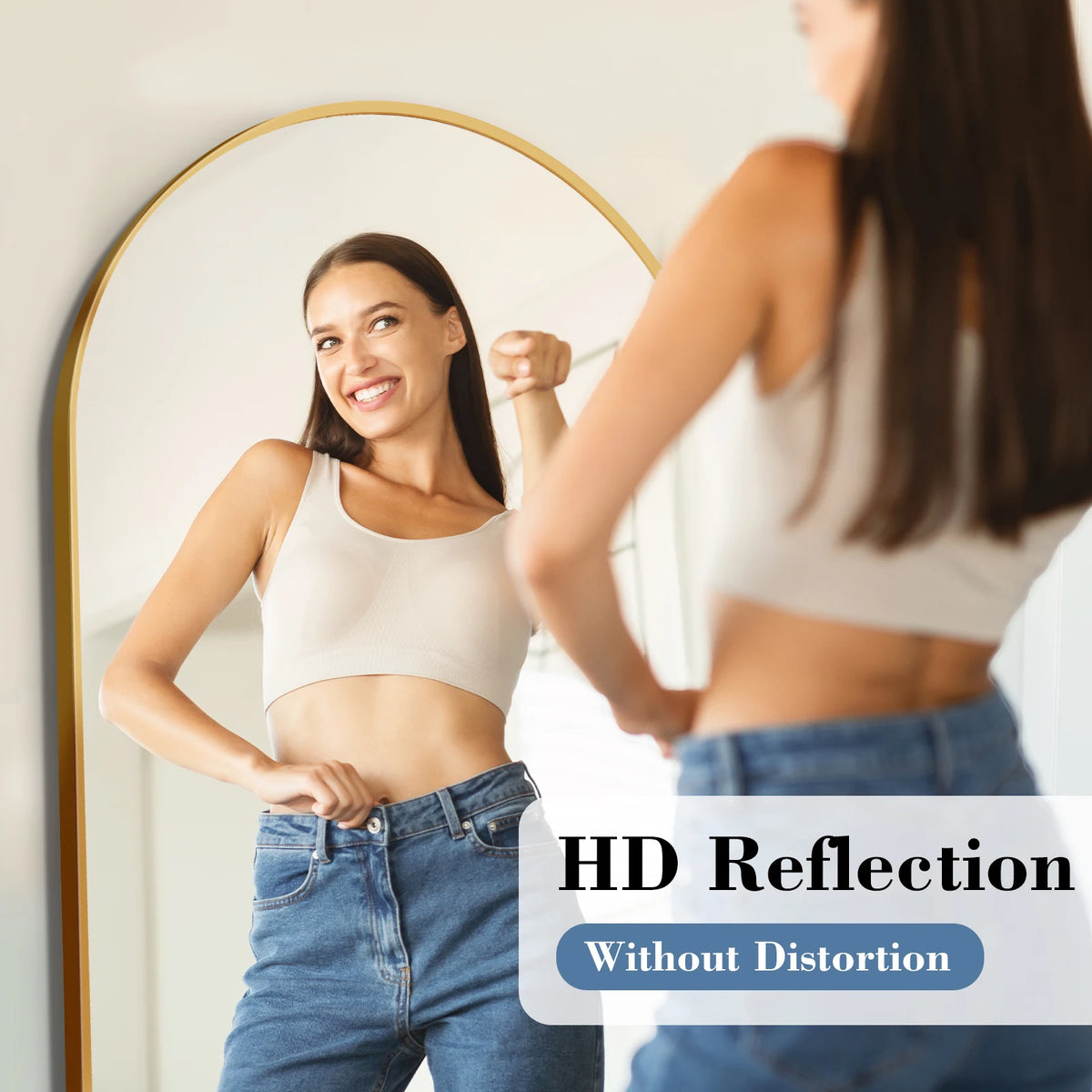 Eine Frau schaut in einem Vollspiegel auf ihre HD-Reflexion und ihre Kleidung.