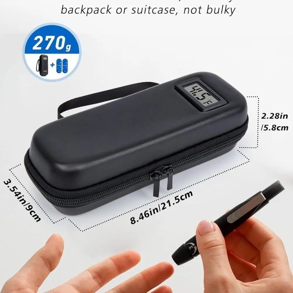 Schwarzer Insulin-Kühlbehälter mit digitaler Temperaturanzeige wird von einer Hand gehalten.