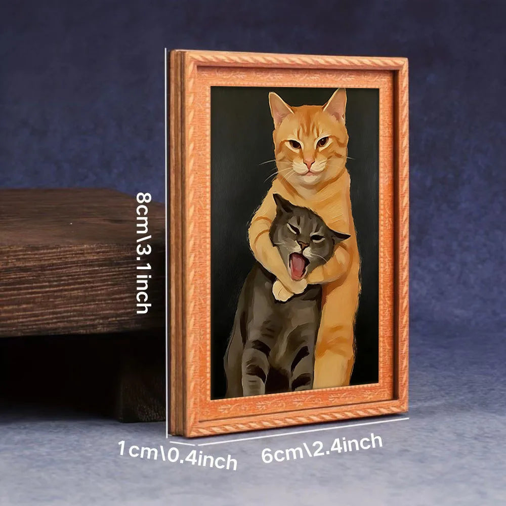Gerahmtes Gemälde mit einer orange-weißen Katze, die eine schwarze Katze hält, in einem Holzrahmen.