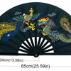 Un éventail traditionnel de bâton de bambou gris foncé avec des designs colorés de dragon et de phénix.