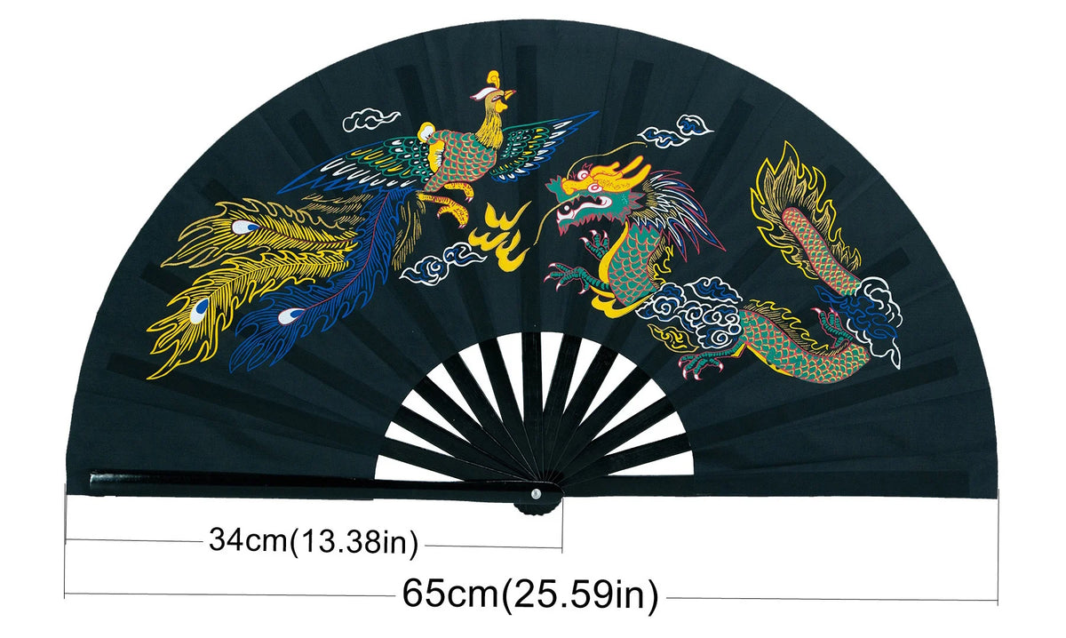 Un éventail traditionnel de bâton de bambou gris foncé avec des designs colorés de dragon et de phénix.