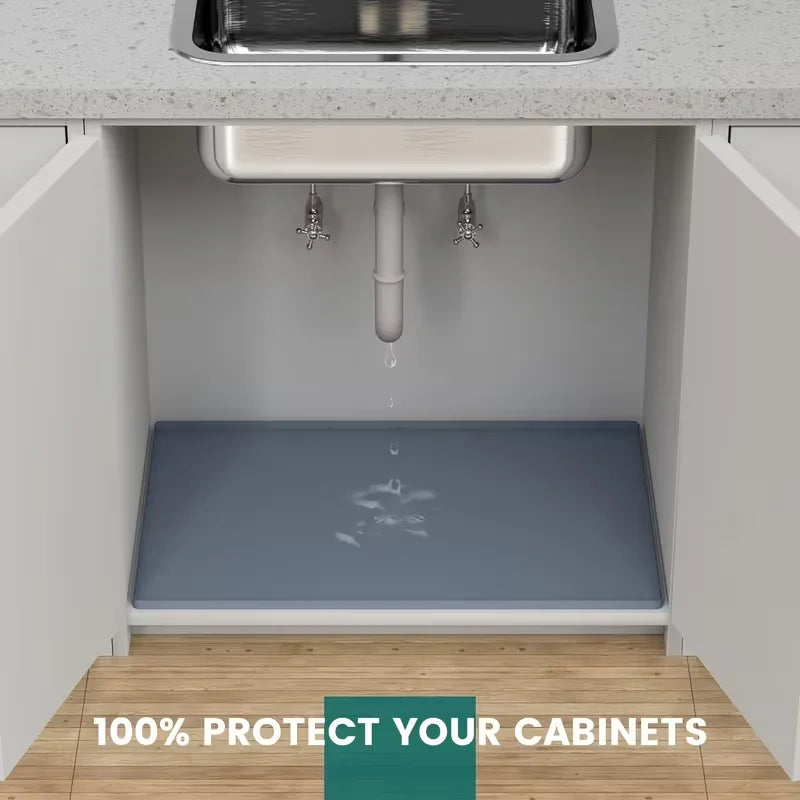 Silikon-Drippschutzmatte in verschiedenen Größen unter einem Küchenschrank installiert.
