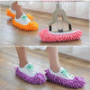 Fünf Paar weiße Sneaker mit leuchtend orange, pink und lila Mikrofaserstaubschuhen auf einem Holzfußboden.