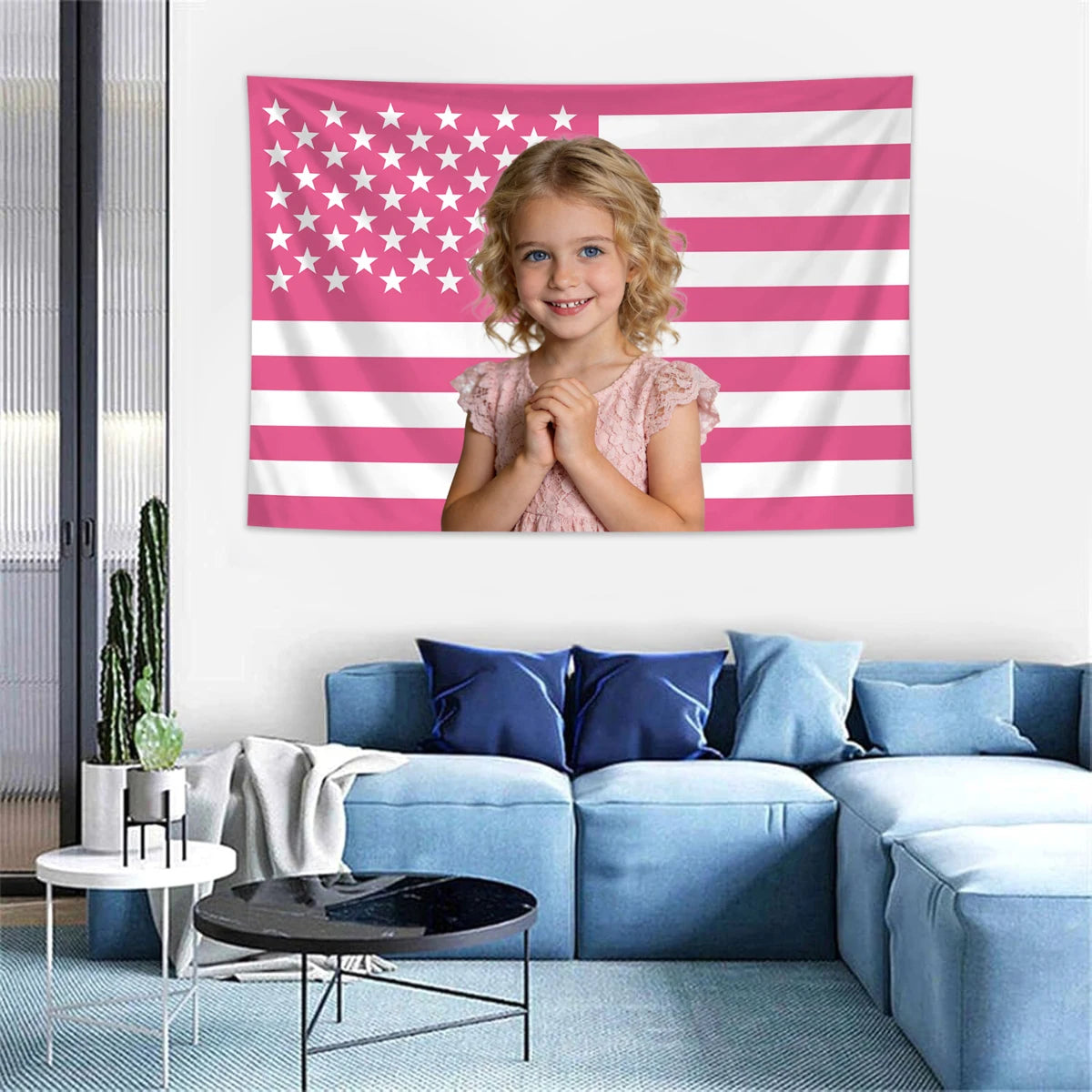 Rosa und weiß gestreifte Flaggenwandtapete über einem blauen Sofa.