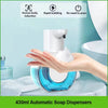 Eine Hand gibt Seife aus einem blauen automatischen Dispenser in eine weiße Toilettenschüssel.