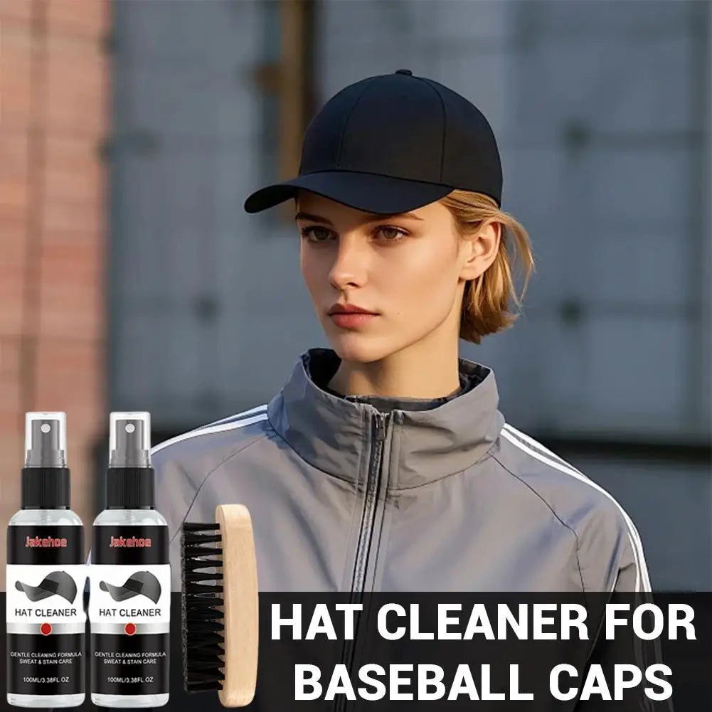 Model trägt eine schwarze Baseballkappe und hält eine Flasche Kappenreiniger für Baseballkappen.