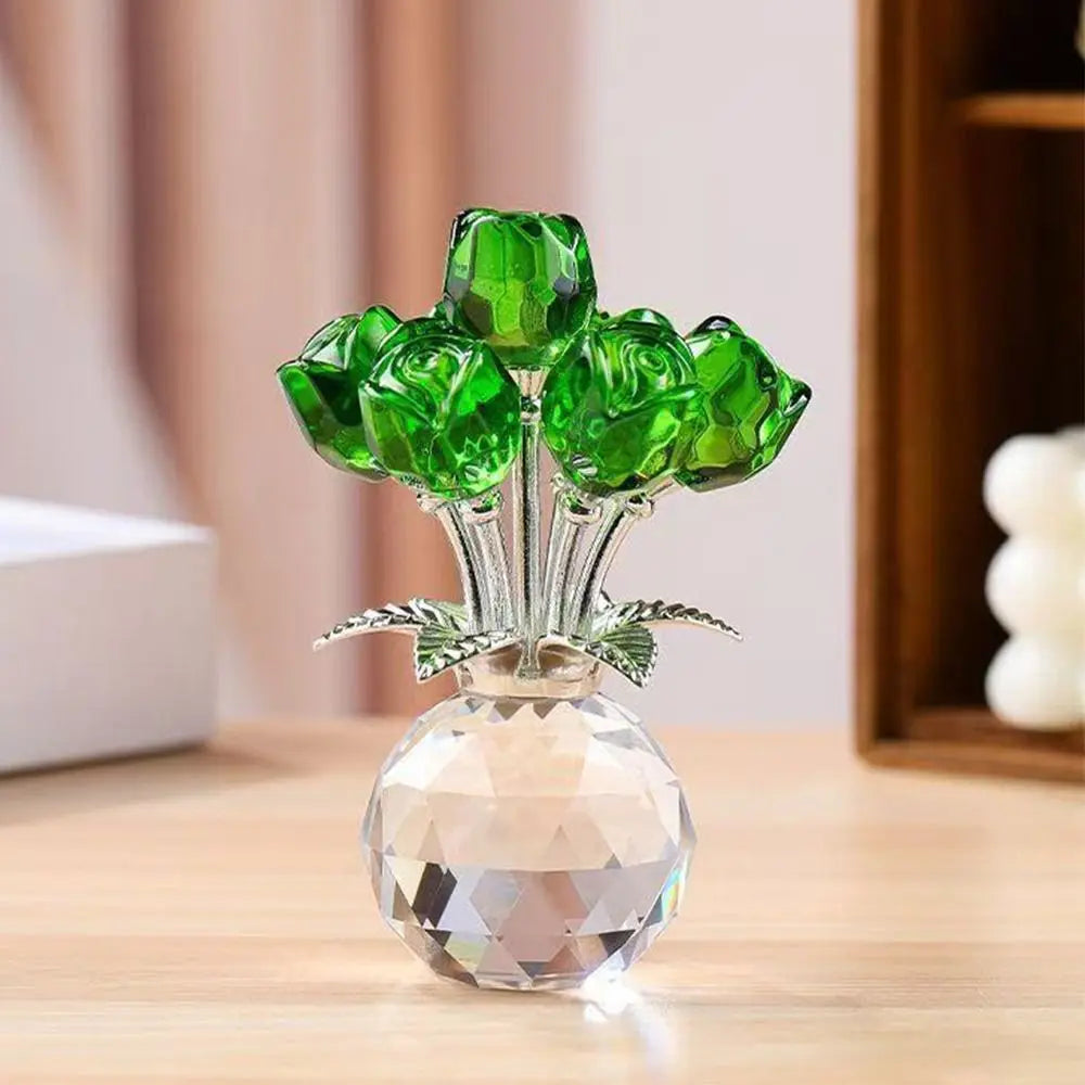 Kristall-Rose-Skulptur mit leuchtend grünen Blättern auf einem klaren Glasstiel.