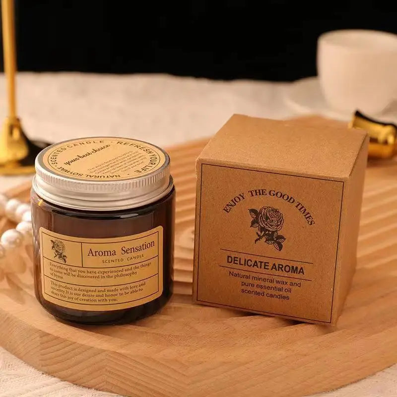 Ein Glas Aroma Sensation Duftkerze und eine Box mit feiner Aroma natürliche Mineralwachs und reiner ätherischer Öl Duftkerze