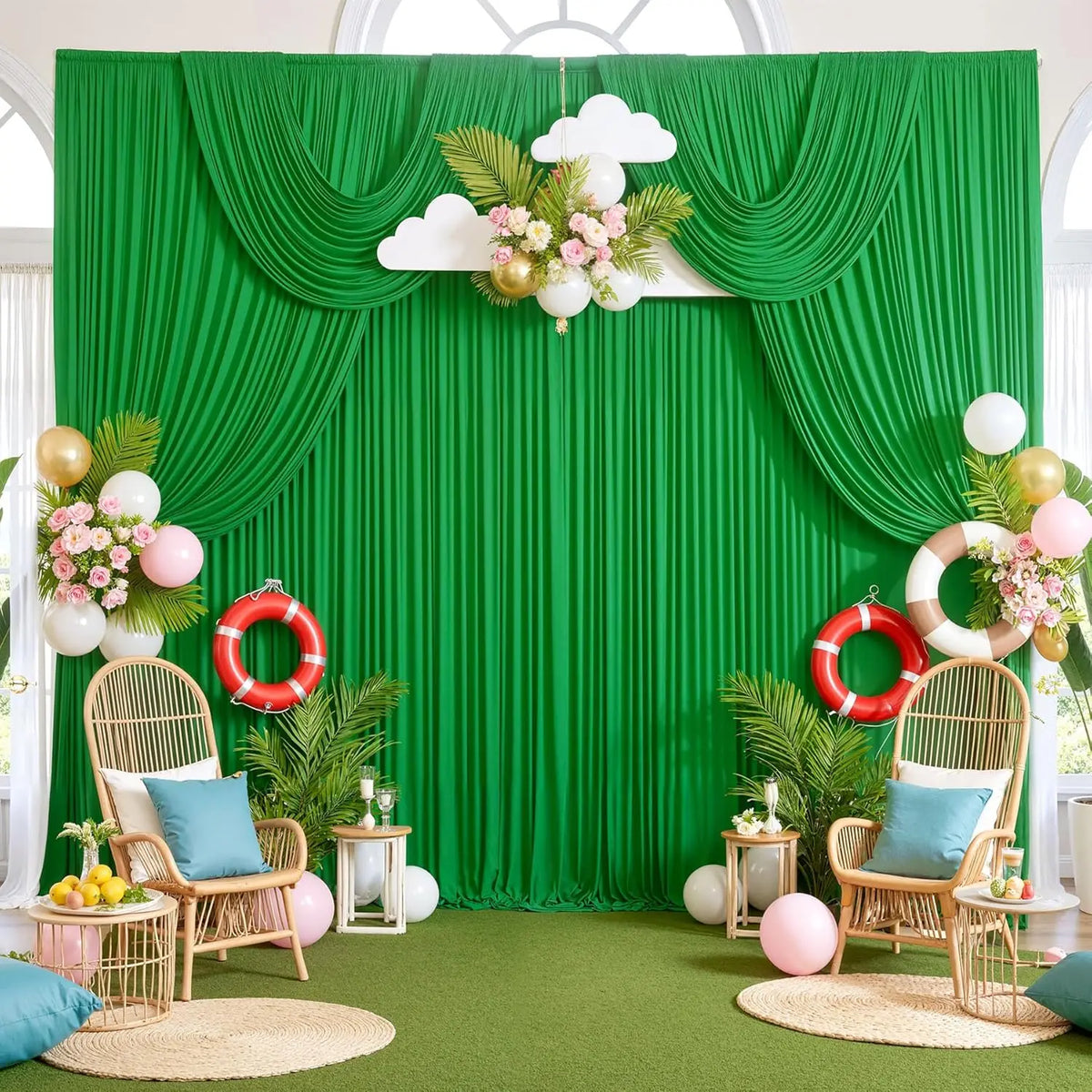 Fondo de tela verde exuberante con cortinas drapeadas, nubes blancas, flores rosas y detalles dorados, en una habitación lumi