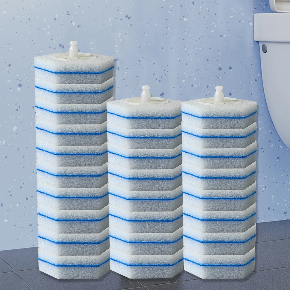 Ein Set aus drei weißen, blaurandigen Reinigungspads zum Stapeln für eine wiederverwendbare Toilettenbürste.