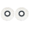 Dos cabezales de trapeador de microfibra blancos con anillos negros para limpiar.