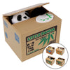 Eine Pappschachtel mit einem Panda-Figur und mehreren kleinen Panda-Sparschwein-Banken.
