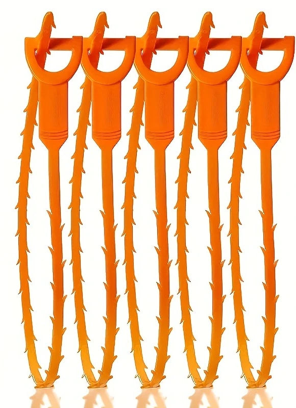 Un juego de cinco herramientas flexibles naranjas para limpiar desagües con varillas largas y puntas curvas.
