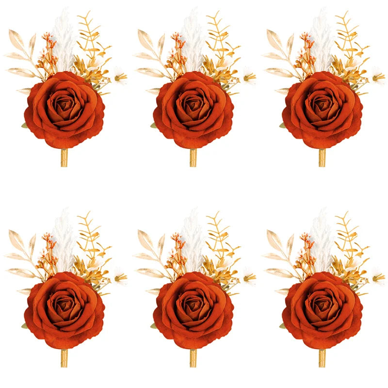 Boutonnière en soie orange vintage avec une rose orange et du feuillage séché sur un bâton en bois.