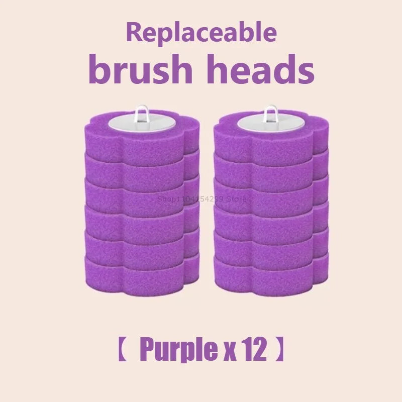 Un jeu de douze têtes de brosse violettes remplaçables pour un kit de nettoyage de brosse à toilette jetable montée sur mur