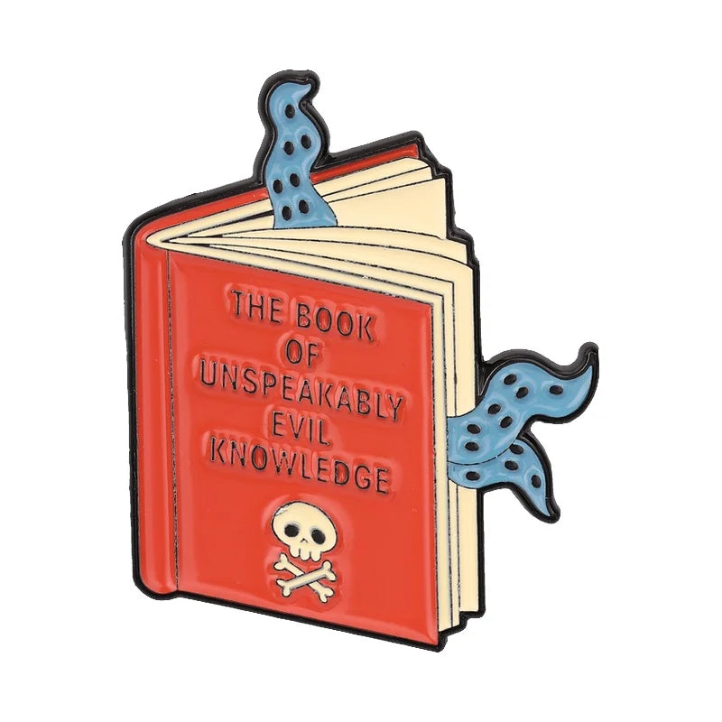 Insignia de esmalte que representa un libro rojo con calavera y tibias cruzadas y lenguas azules estilizadas.