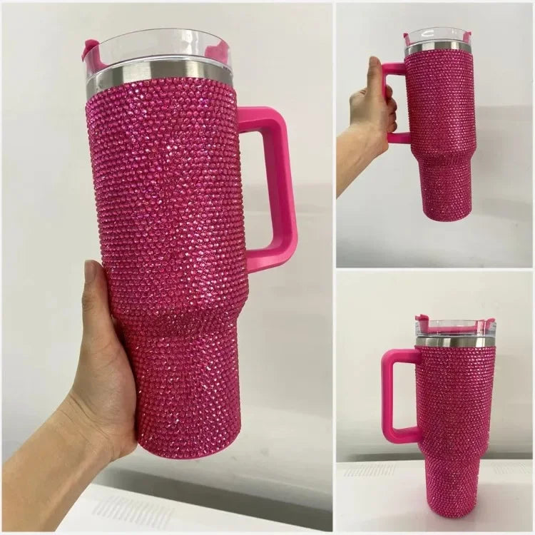 Un termo aislado de stras sobre un vaso rosa, mostrando la superficie texturizada y la tapa.