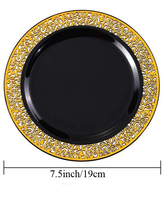 Schwarze Einwegpartyplatte mit gelbem Spitzenrand.