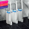 Drei weiße WC-Bürstenhalter mit blauen rotierenden Bürstenköpfen auf dunklem Fliesenboden.