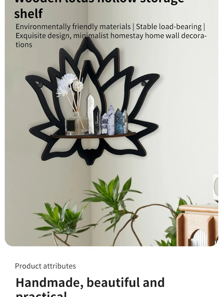 Estante de madera negra con loto mostrando cristales y objetos decorativos contra una pared clara.