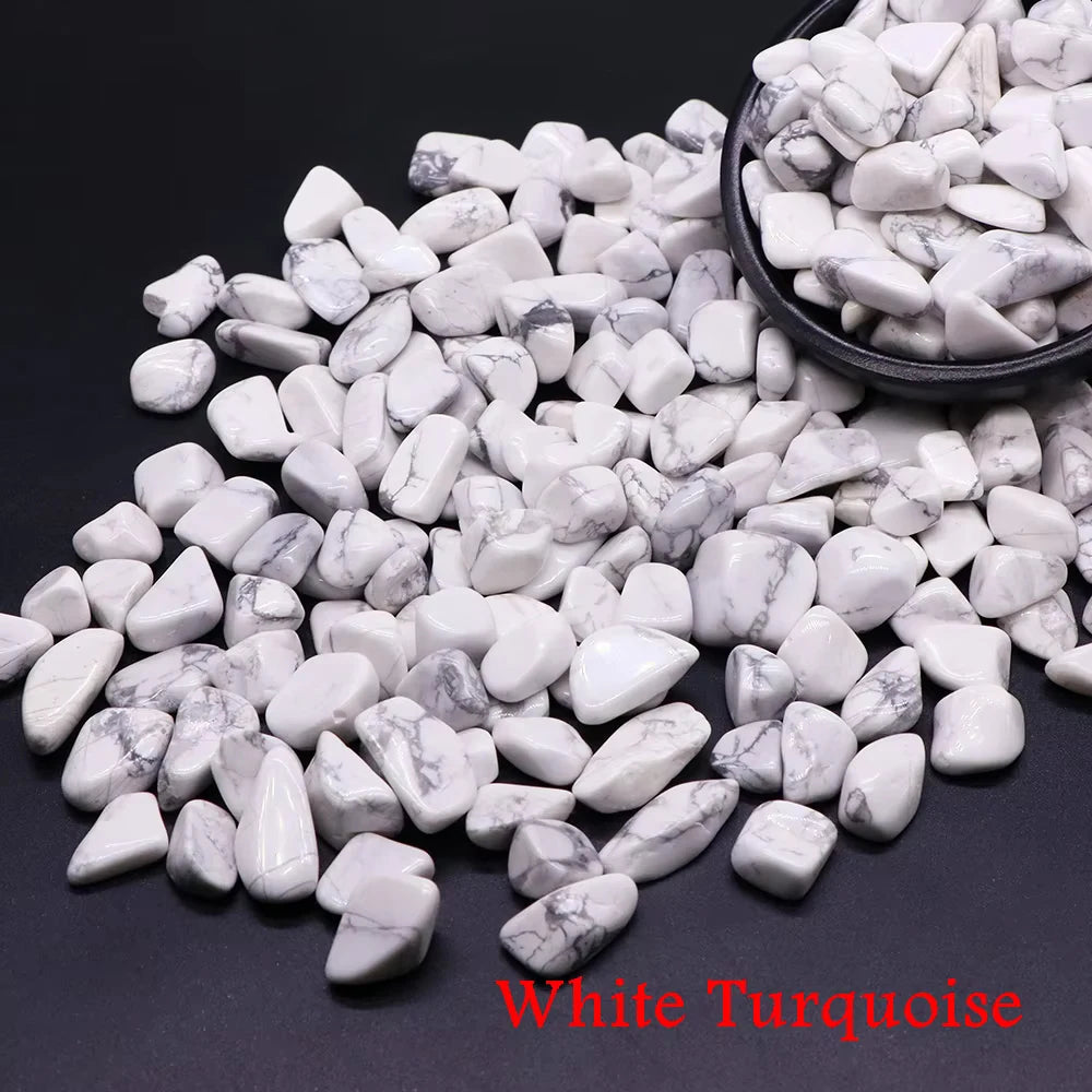 Pila de cristales naturales turquesa blanca para meditación y decoración.