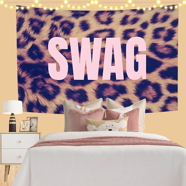 Leopardenmuster-Wandteppich mit dem Wort SWAG in großen rosa Buchstaben, über einem Bett mit weichen Kissen.
