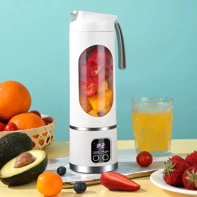 Licuadora eléctrica portátil blanca para zumos junto a frutas frescas como fresas, naranjas y aguacate.