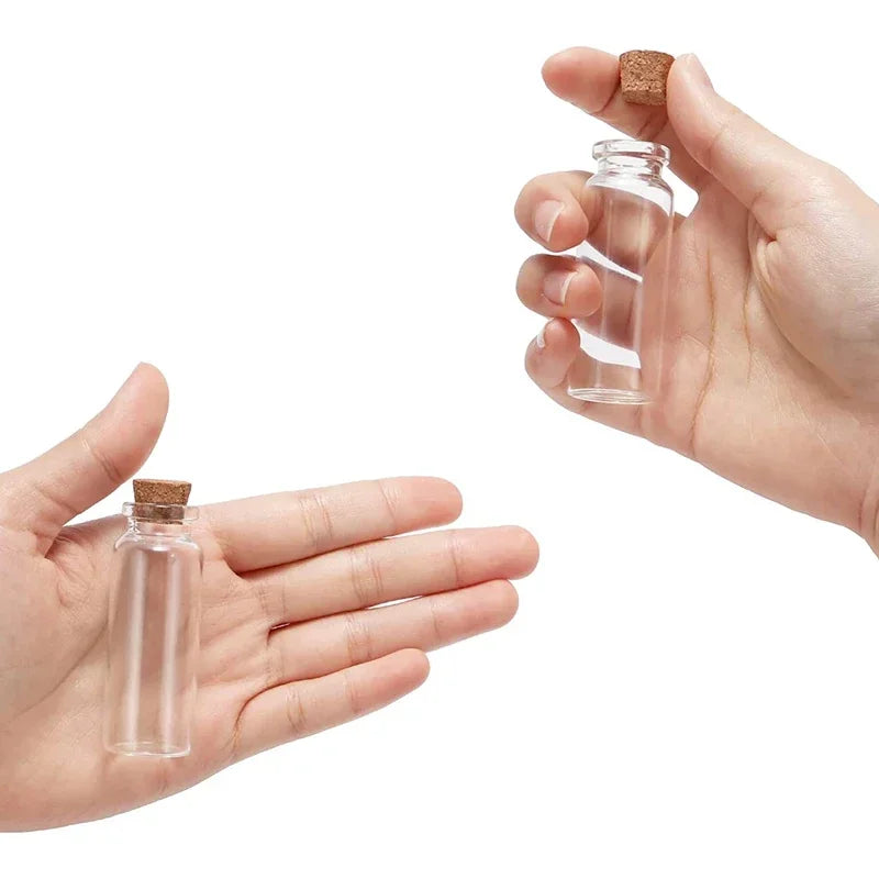 Une main tient un petit flacon de potion en verre avec un bouchon de liège.