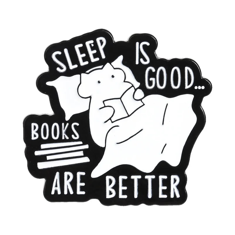 Pin de esmalte negro con un elefante durmiendo y el texto: 'El sueño es bueno, los libros son mejores'