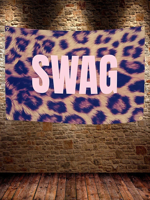 Leopardenmuster-Wanddeko mit dem Wort SWAG an einer rustikalen Ziegelwand.