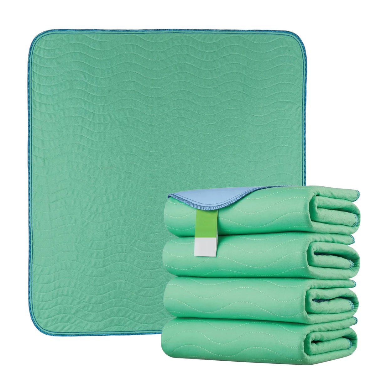 Une pile de feutres réutilisables verts pour une absorption maximale, posée sur un tapis vert sarcelle.