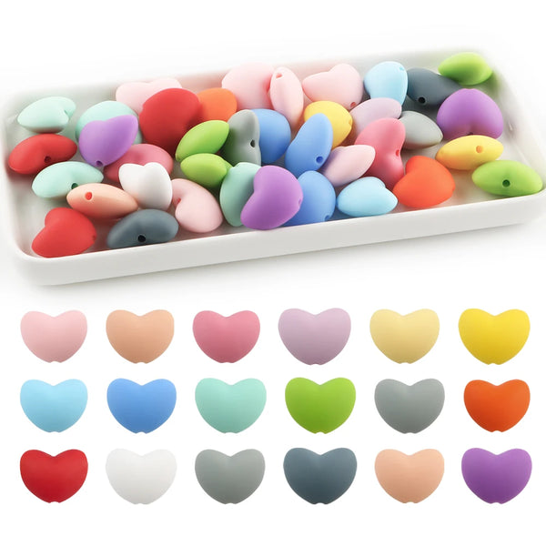 Una colección de diez cuentas de adorno en forma de corazón y silicona de varios tonos y colores.