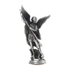 Silberfarbige Figur des Erzengels Michael mit Flügeln und Speer.