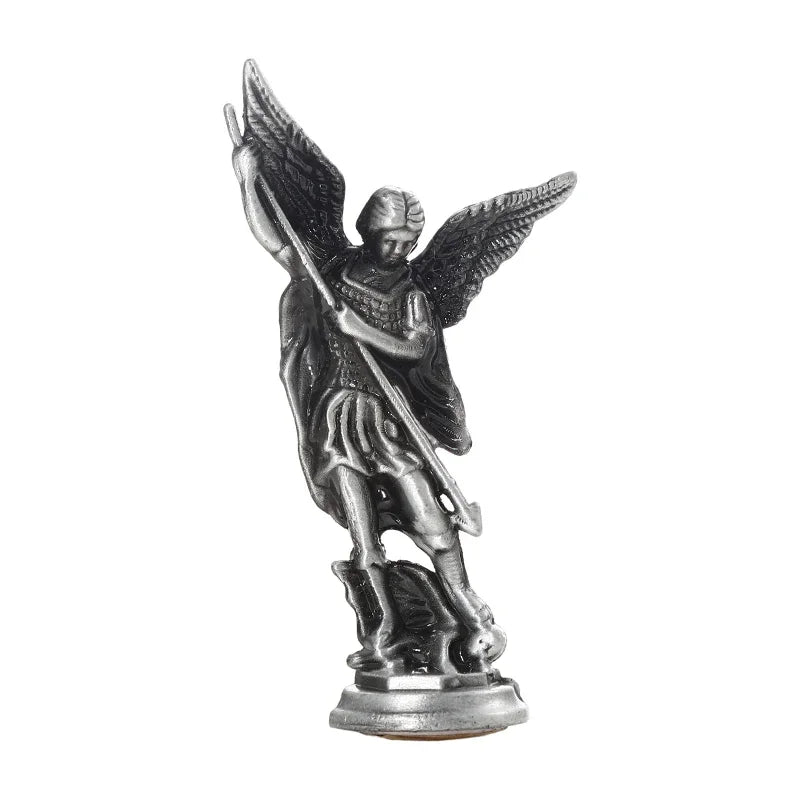 Silberfarbige Figur des Erzengels Michael mit Flügeln und Speer.
