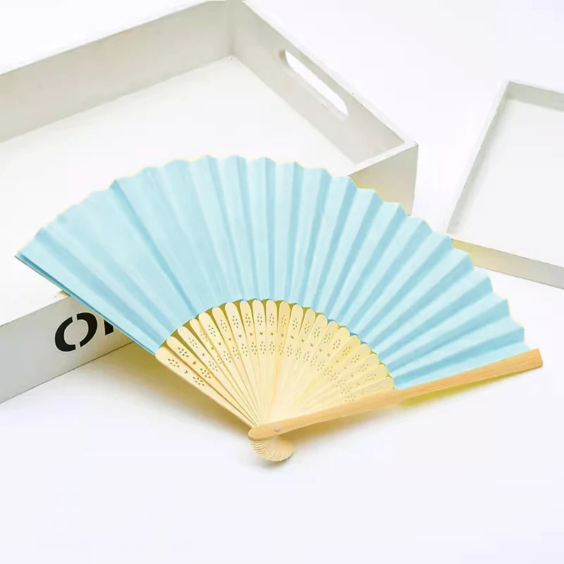 Ventilateur pliable bleu clair à main fait de bambou et de papier