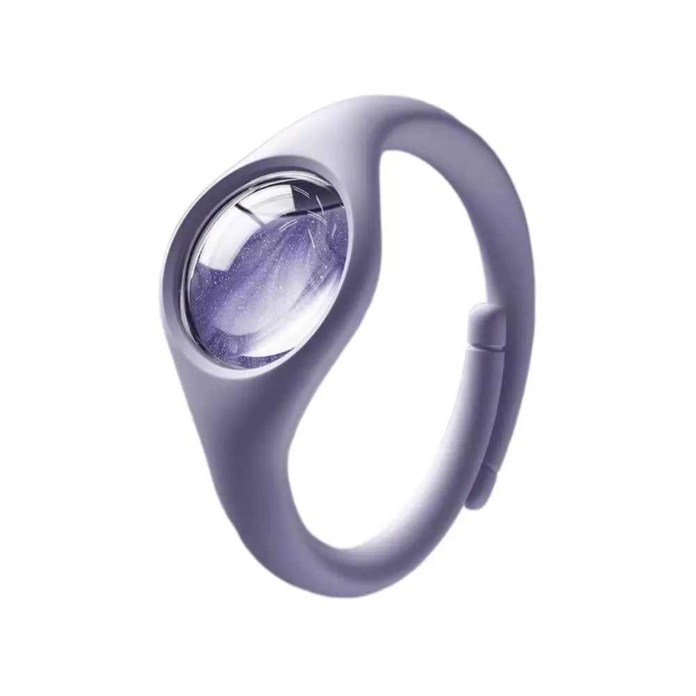 Primer plano de una pulsera de color lila claro con lente transparente, diseñada como repelente natural de mosquitos.
