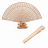 Un éventail pliable en bois clair avec des motifs de treillis, présenté avec sa poignée en bois.